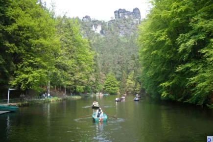 Amselsee mit Lokomotive im Kurort Rathen