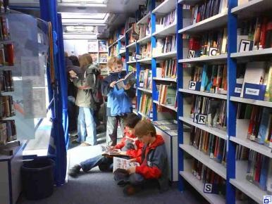 Foto von lesenden Kindern im Bücherbus